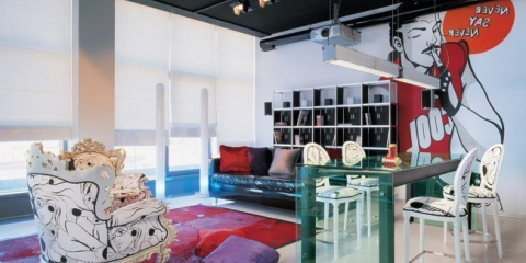 Lesklý nábytek do obývacího pokoje: dodáváme interiéru akcent a zvláštní lesk